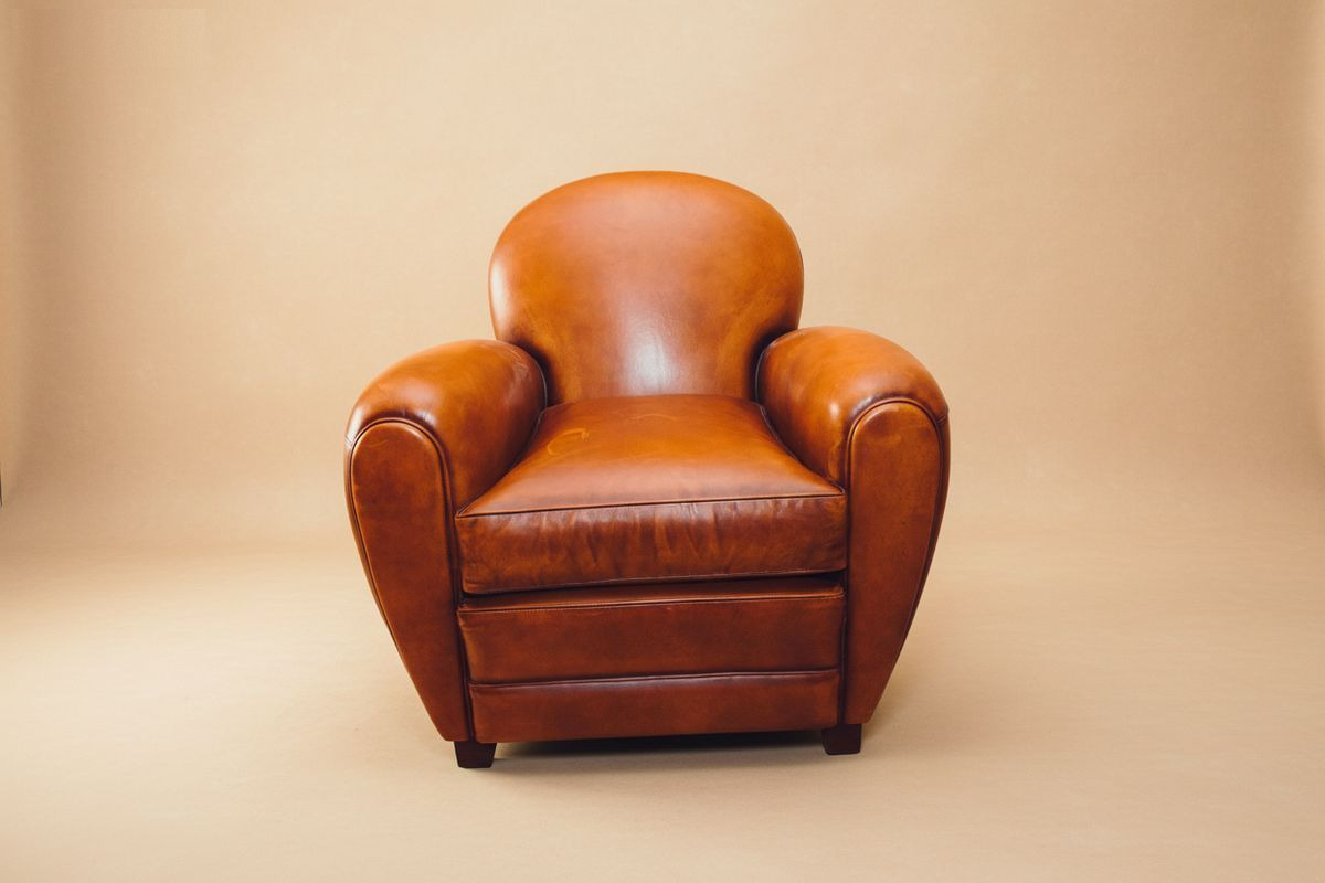 Fauteuil club cuir miel pieds hêtre apparents – Brisbane