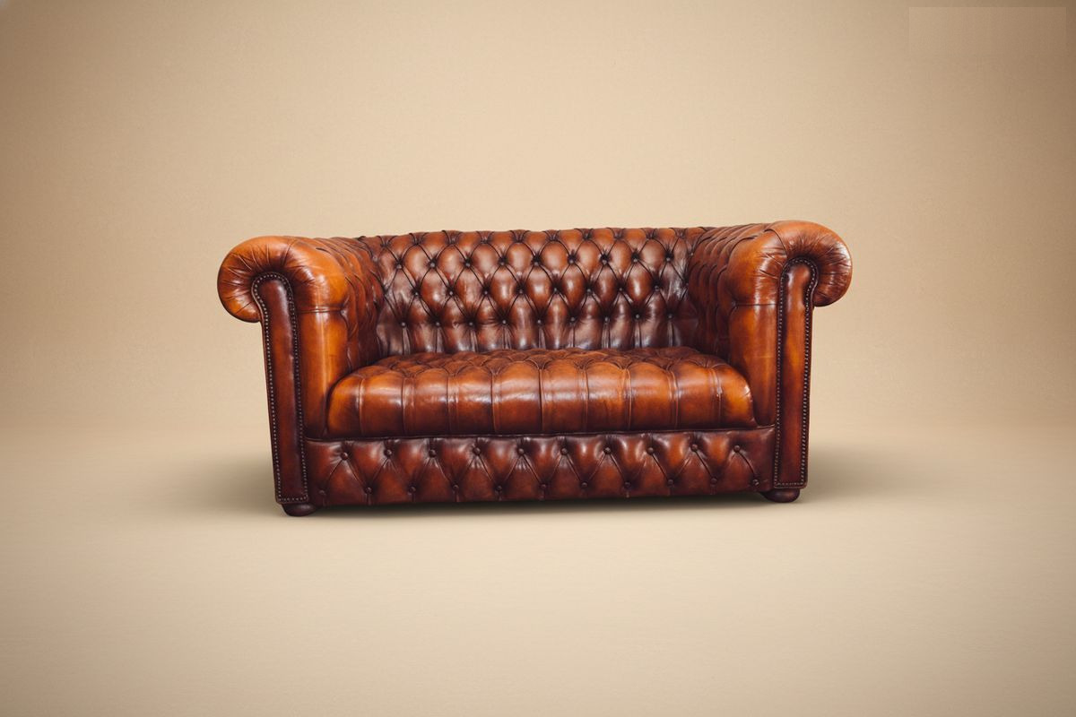 Canapé Chesterfield cuir miel patiné 160 cm – assise capitonnée