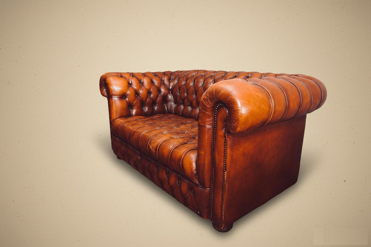Canapé Chesterfield cuir miel patiné 160 cm – assise capitonnée